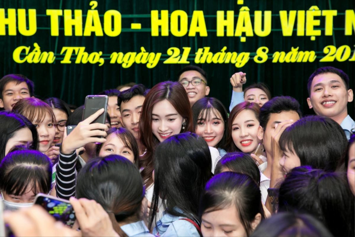 Về trường cũ tặng học bổng, Hoa hậu Thu Thảo bị sinh viên 'quây kín' Ảnh 8