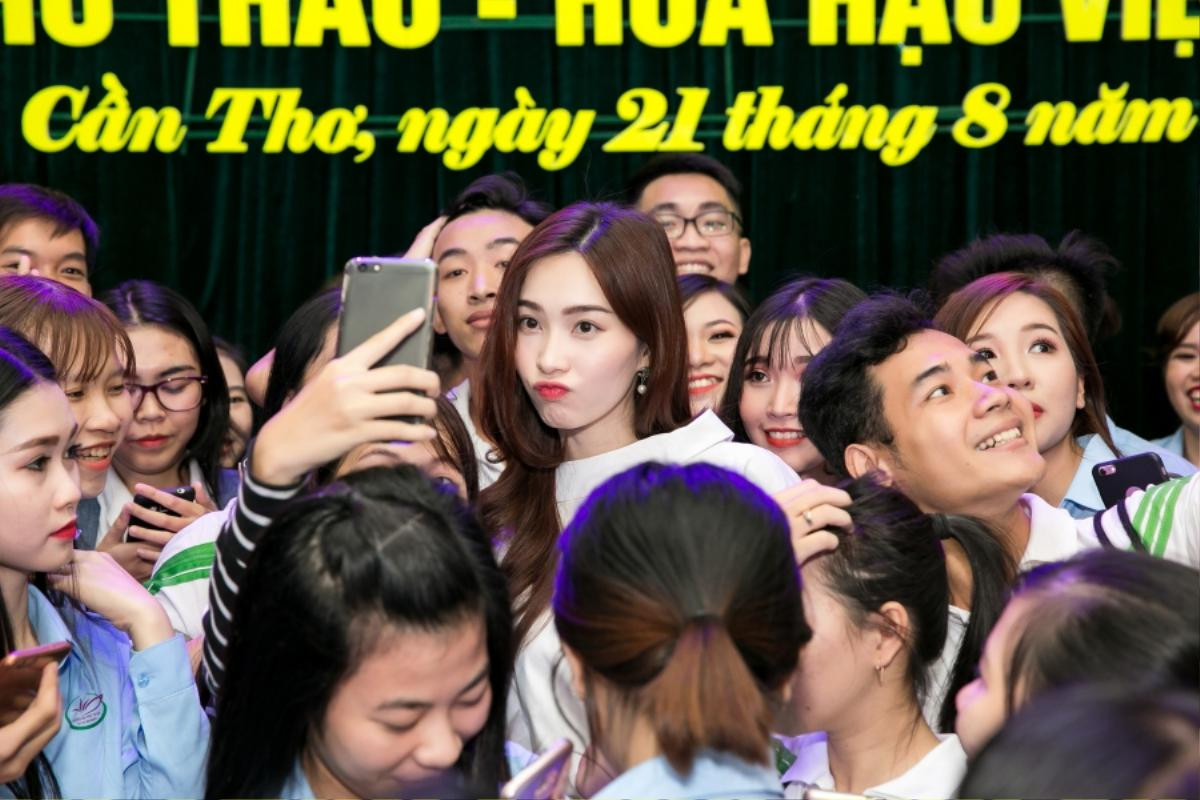 Về trường cũ tặng học bổng, Hoa hậu Thu Thảo bị sinh viên 'quây kín' Ảnh 9