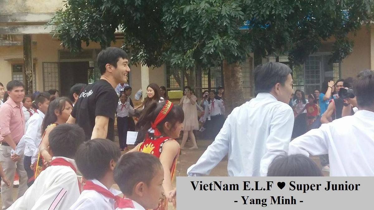 Siwon vui vẻ cười đùa với các em học sinh tại Kon Tum Ảnh 6