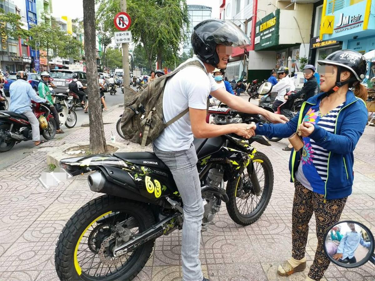 TP HCM: 'Soái ca' đi moto tung cú đá hiểm bắt gọn tên cướp Ảnh 3