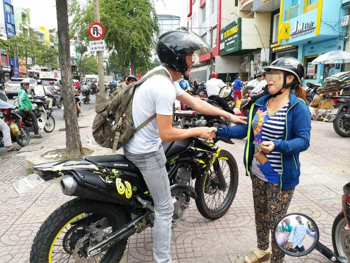 TP HCM: 'Soái ca' đi moto tung cú đá hiểm bắt gọn tên cướp Ảnh 2