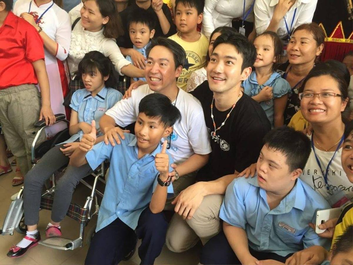 Siwon giản dị vui đùa với các em nhỏ tại Kon Tum Ảnh 7