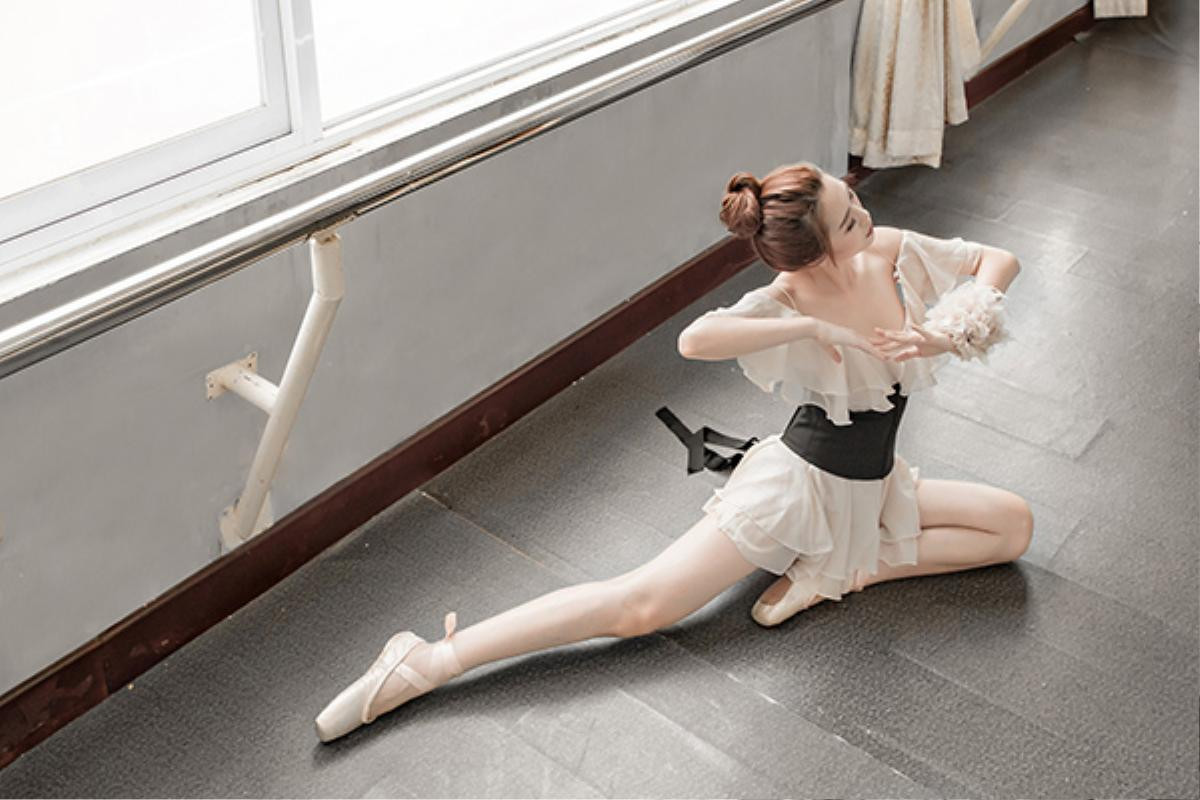 Tường Linh khoe chân dài miên man, uyển chuyển múa ballet trước thềm Chung kết The Face Ảnh 3