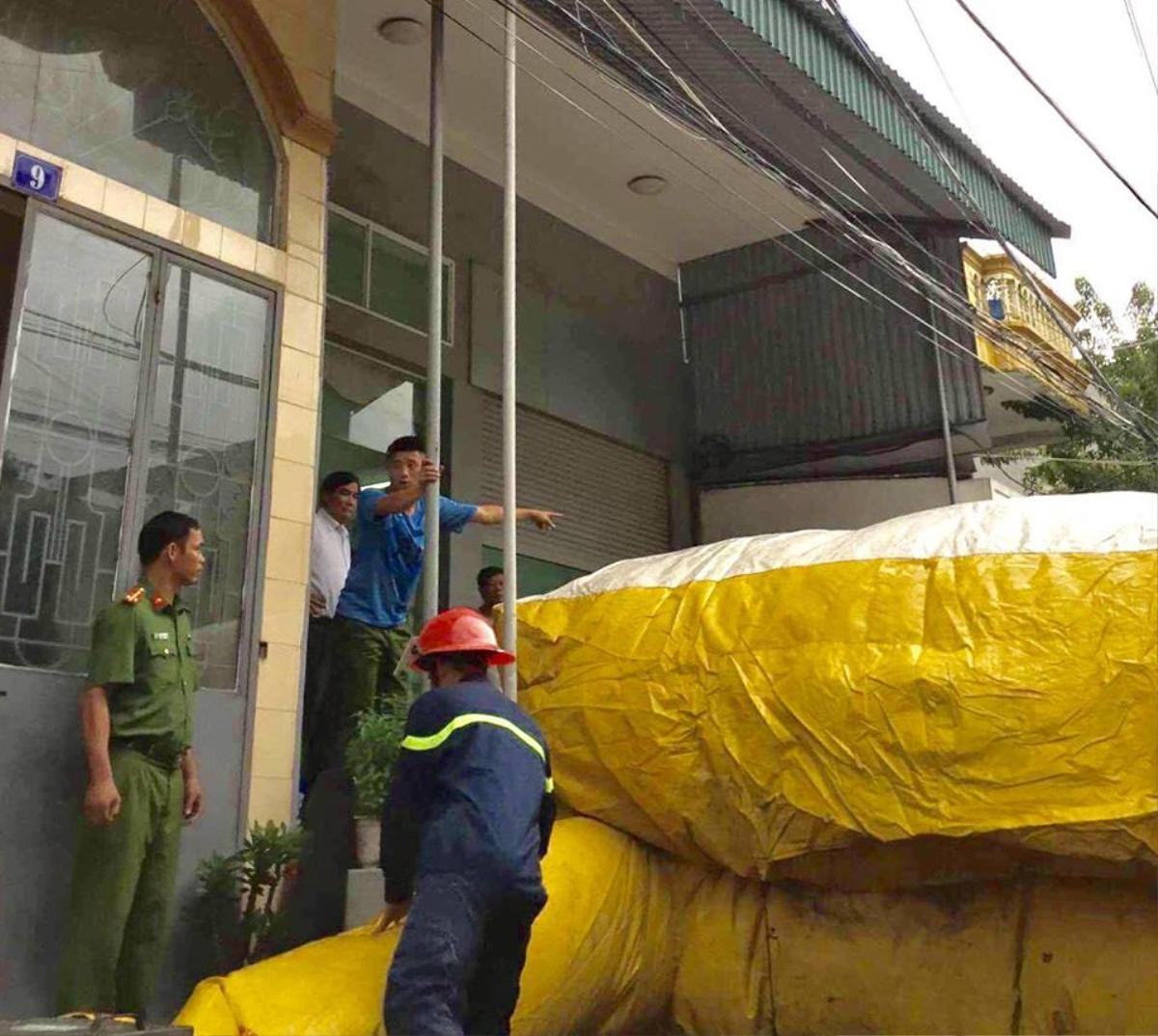 Quảng Ninh: Người đàn ông tử vong sau khi cố thủ trên nóc nhà ném gạch đá suốt 8 tiếng Ảnh 2