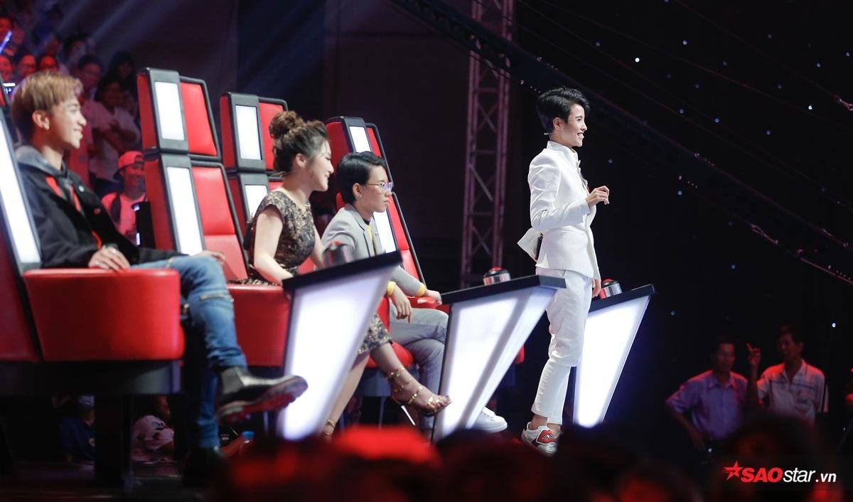 Lần đầu tiên, HLV The Voice Kids phải 'dốc sức' hát mọi loại nhạc để thuyết phục giọng ca ả đào đặc biệt Ảnh 2