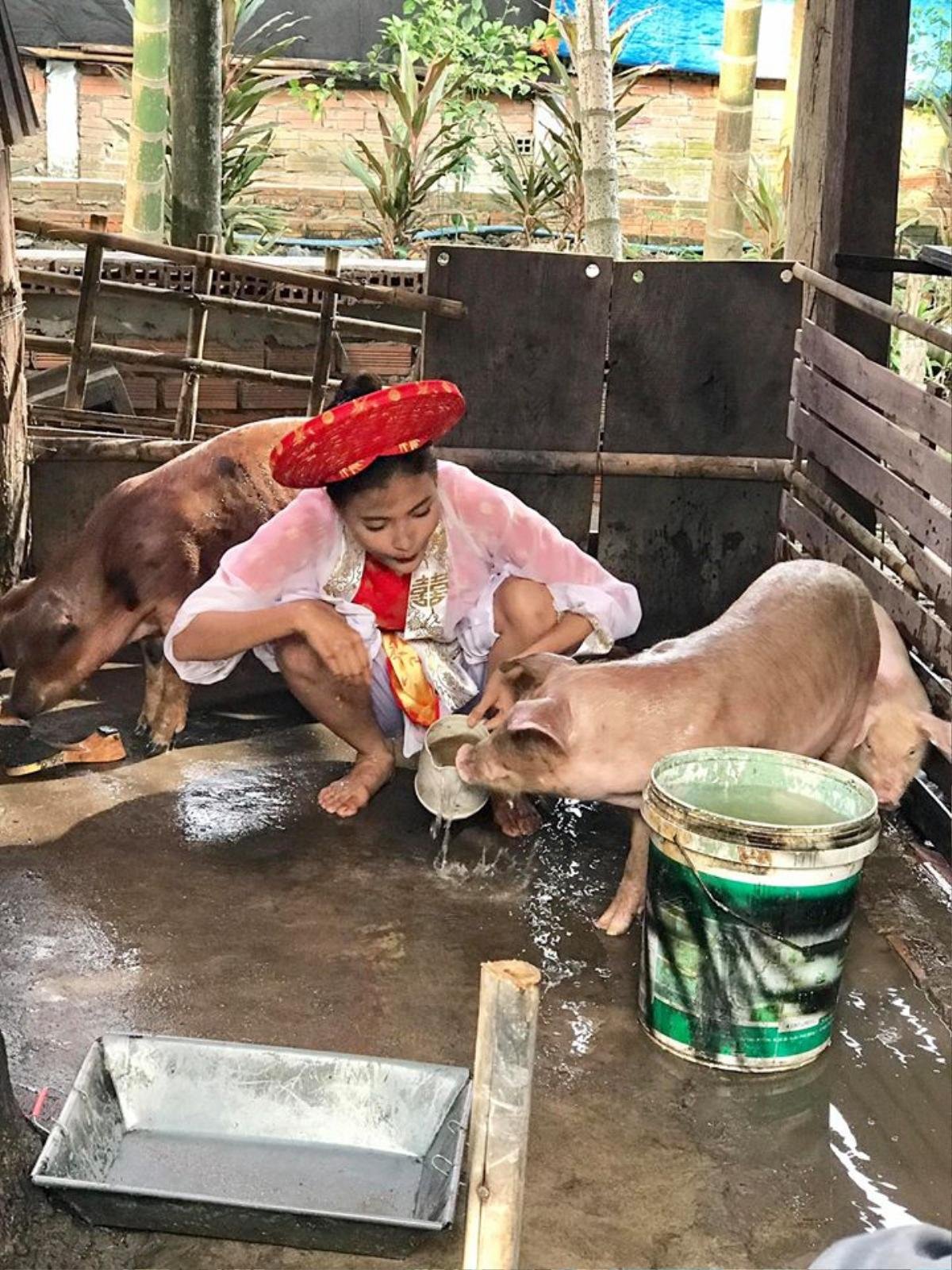 'Bá đạo' đến mức diện áo dài cưới tắm heo, chắc chỉ có Thúy Diễm trong 'Vợ chồng Đậu thời @' Ảnh 4