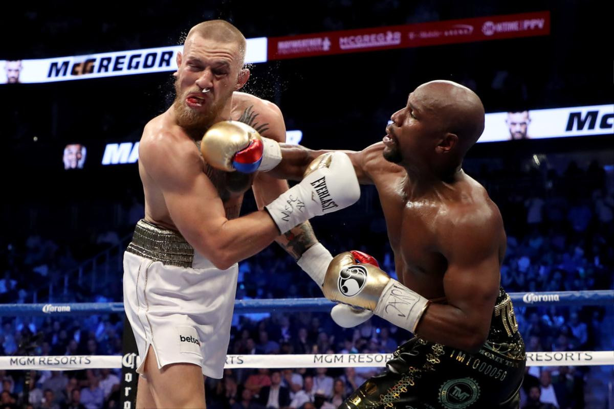 Mayweather tung 'mưa đòn' hạ Knock-out 'gã điên' McGregor Ảnh 2