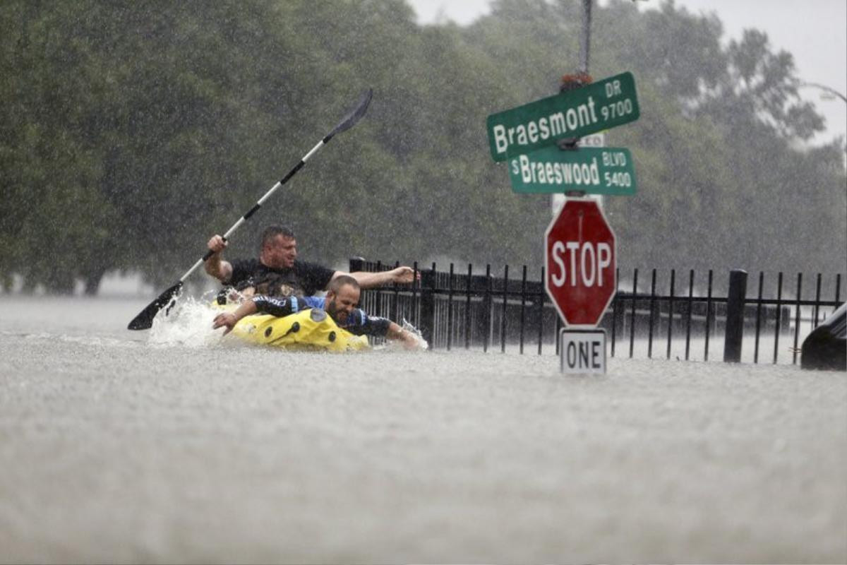 Siêu bão thập kỷ nhấn chìm Houston Ảnh 4