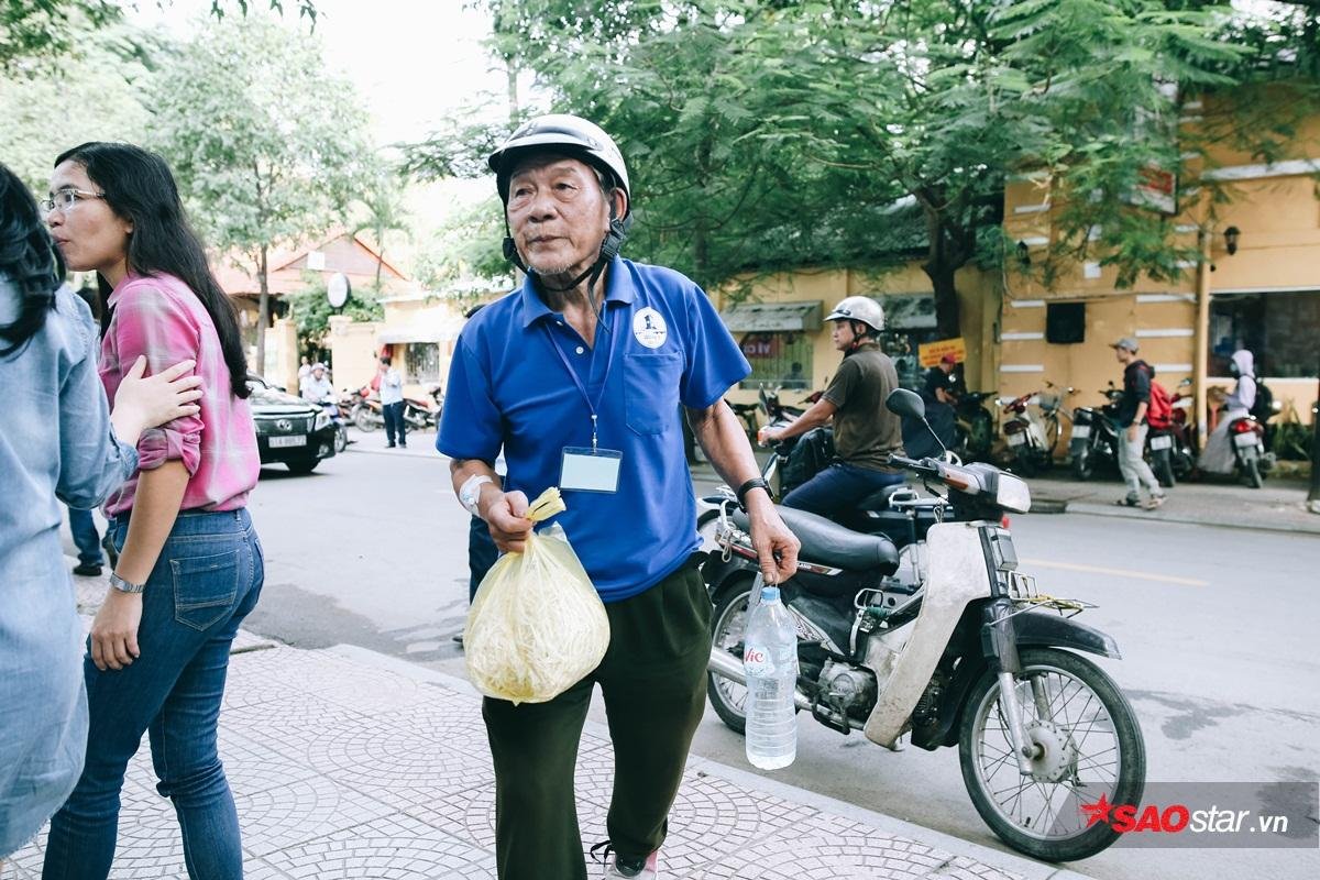 Phố hàng rong chính thức hoạt động, nhiều người dân vỡ òa trong bỡ ngỡ Ảnh 22