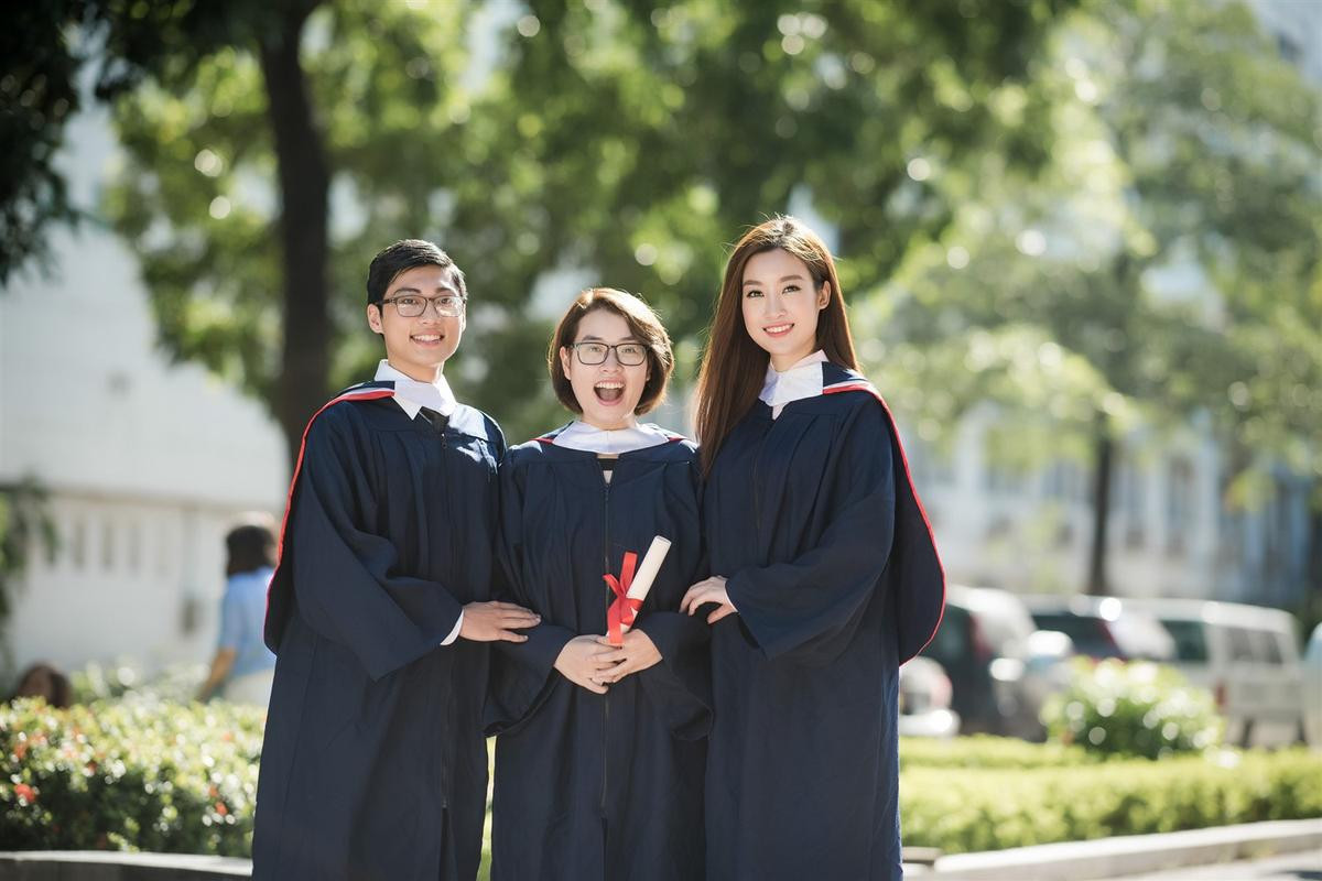 Hoa hậu Đỗ Mỹ Linh và hội bạn cùng lớp tung bộ ảnh kỷ yếu siêu nhăng nhít trước thềm Miss World 2017 Ảnh 9