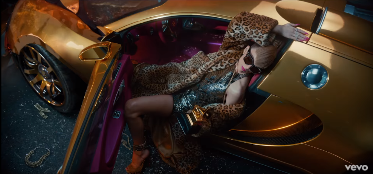 Kho trang phục 'dát vàng' trong MV 'Look What You Made Me Do của Taylor Swift có khiến bạn phải bật ngửa? Ảnh 14