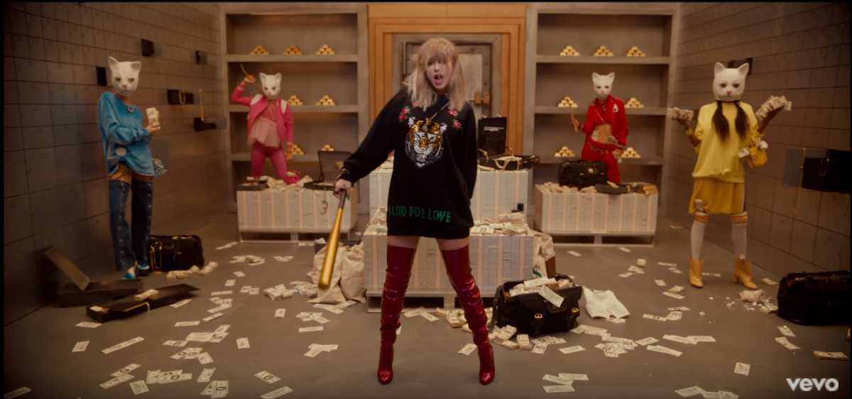 Kho trang phục 'dát vàng' trong MV 'Look What You Made Me Do của Taylor Swift có khiến bạn phải bật ngửa? Ảnh 16