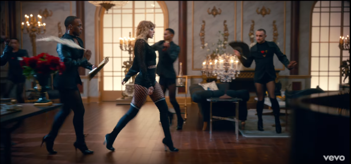 Kho trang phục 'dát vàng' trong MV 'Look What You Made Me Do của Taylor Swift có khiến bạn phải bật ngửa? Ảnh 4