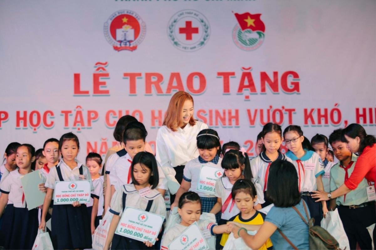 Lịch trình dày đặc, Minh Hằng vẫn rạng rỡ trao quà cho các em học sinh nghèo vượt khó Ảnh 7