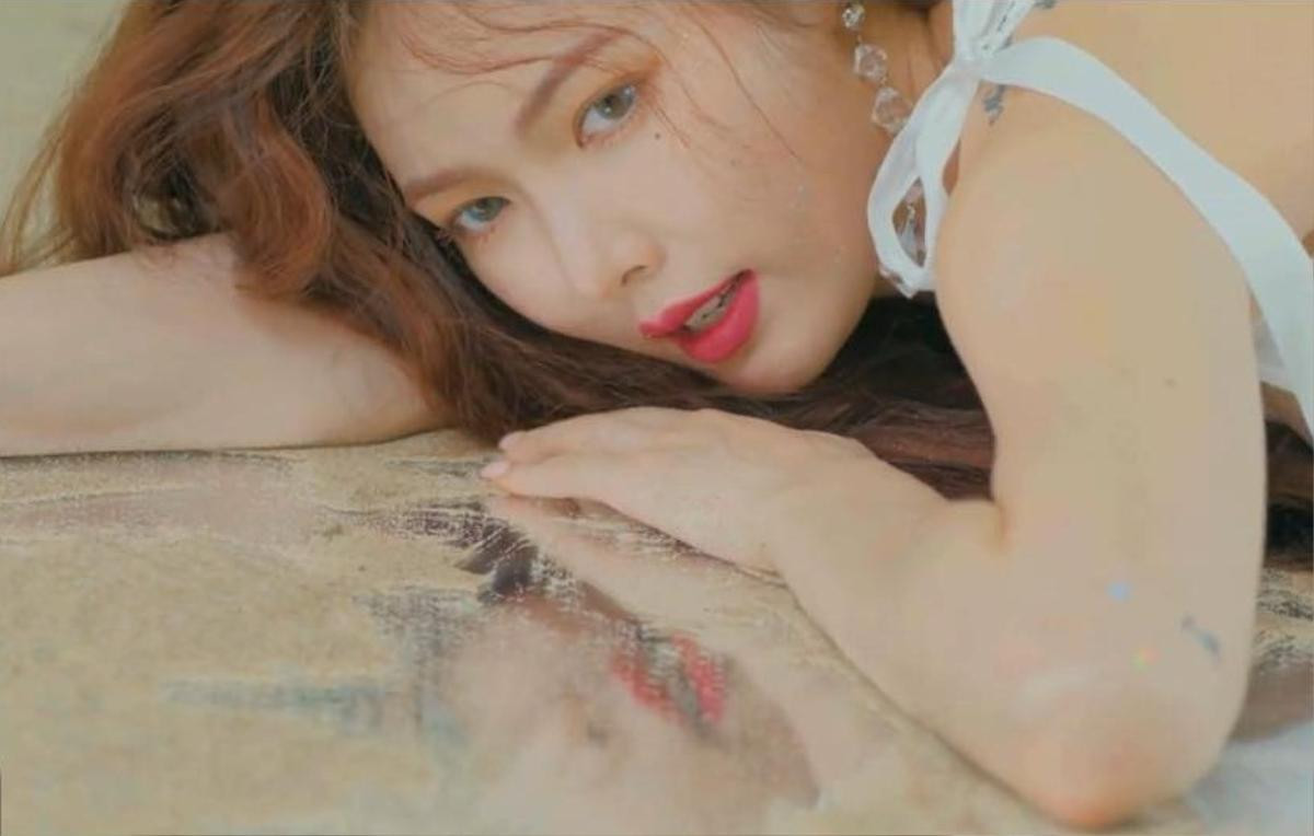 HyunA tung hit 'gây nghiện', tiến hóa ngược trong MV tái xuất Ảnh 4