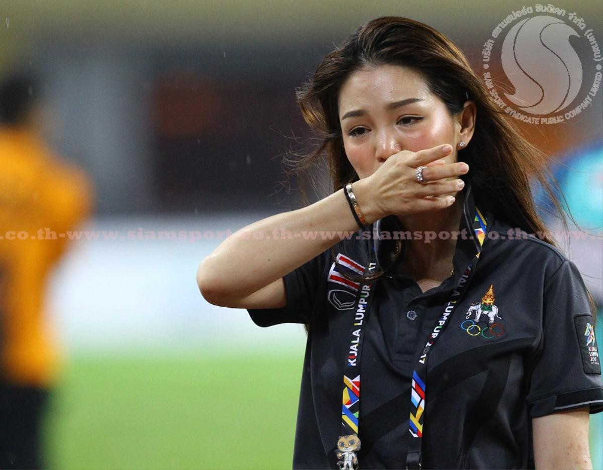 Trưởng đoàn xinh đẹp òa khóc khi Thái Lan vô địch SEA Games Ảnh 6