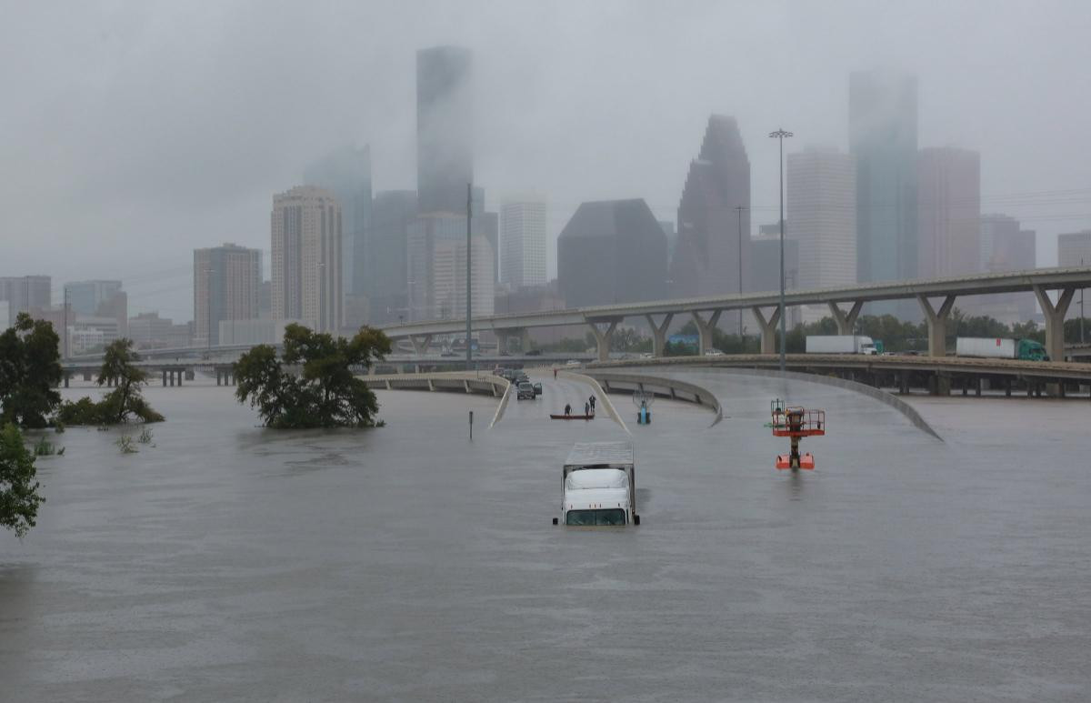 Toàn cảnh Houston thất thủ chỉ sau một đêm đón siêu bão Harvey Ảnh 1