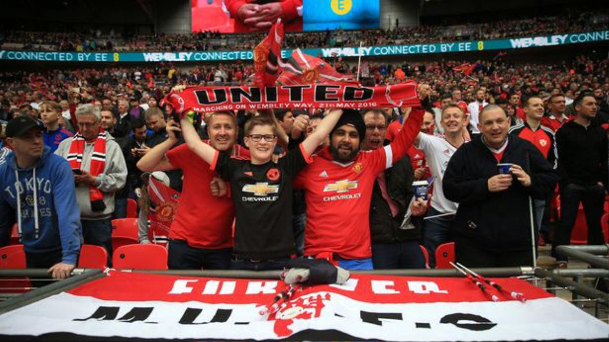 Man United và 4 lần chiều fan “hết nấc” Ảnh 1