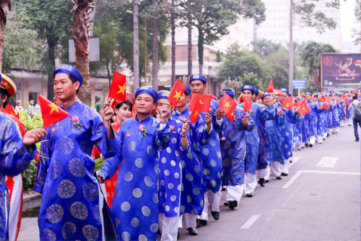 Chú rể bật khóc vì hạnh phúc trong Lễ cưới tập thể của 100 đôi uyên ương ở Sài Gòn Ảnh 3