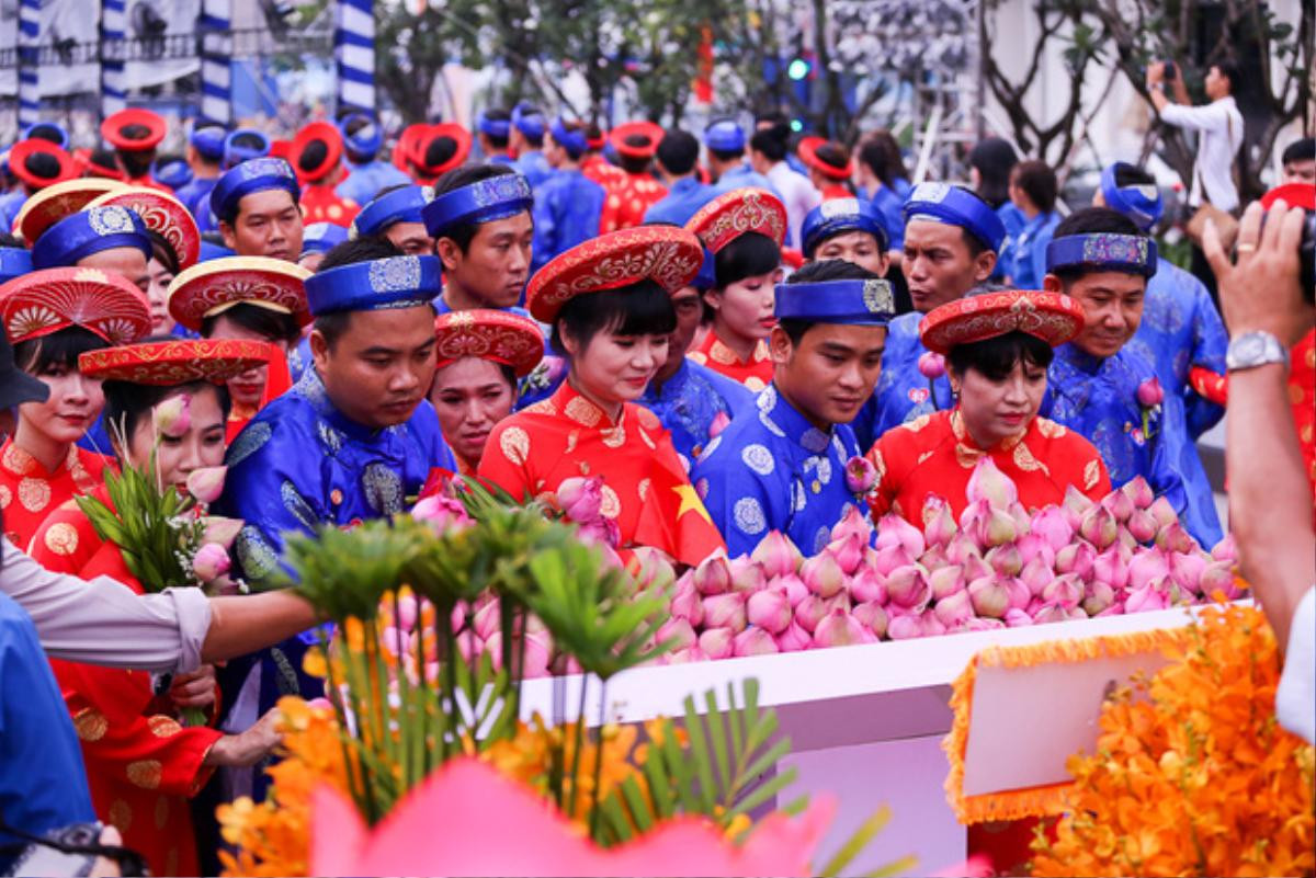 Chú rể bật khóc vì hạnh phúc trong Lễ cưới tập thể của 100 đôi uyên ương ở Sài Gòn Ảnh 16