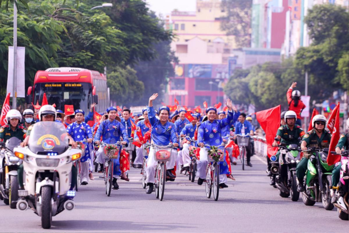 Chú rể bật khóc vì hạnh phúc trong Lễ cưới tập thể của 100 đôi uyên ương ở Sài Gòn Ảnh 2