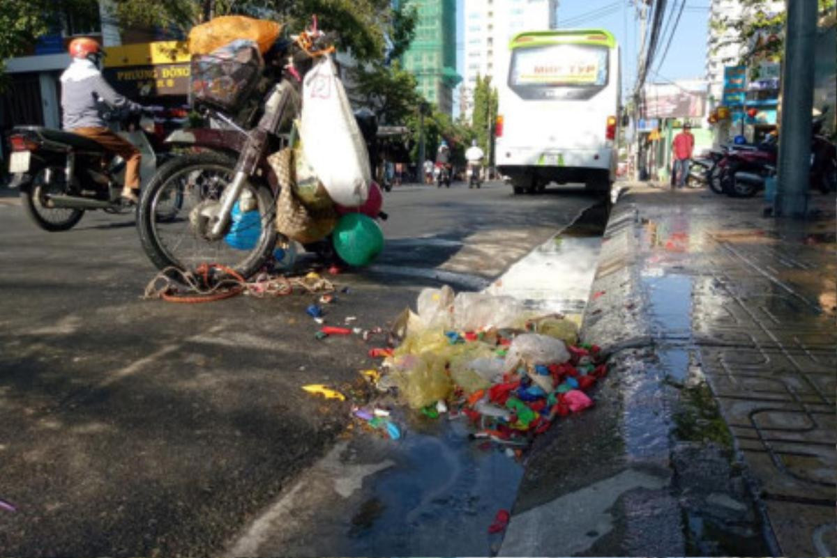 Nổ bình khí bơm bóng bay bán cho học sinh ngày khai giảng Ảnh 1