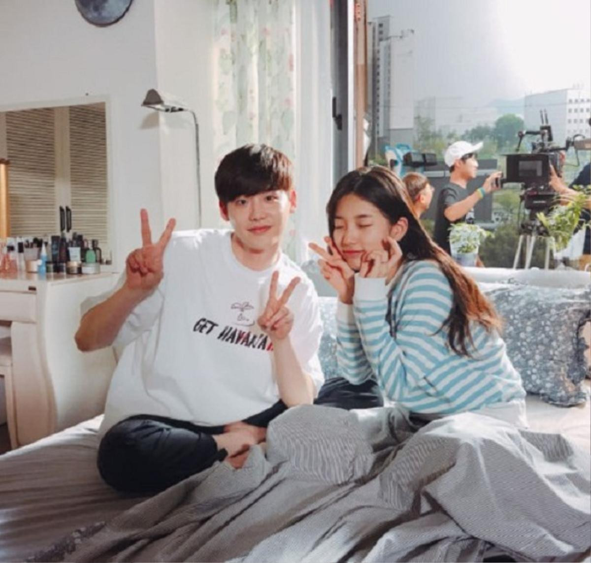 Nhá ảnh đọc kịch bản sau 9 tháng, phim mới của Suzy - Lee Jong Suk lập kỷ lục về độ ém tin Ảnh 9