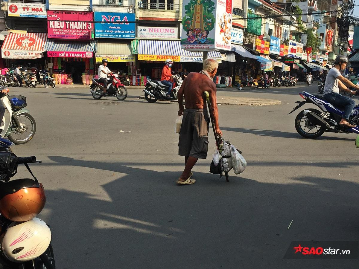 Hàng trăm người tranh nhau vác thùng xốp, bao tải, vợt… hứng tiền cúng cô hồn Ảnh 14