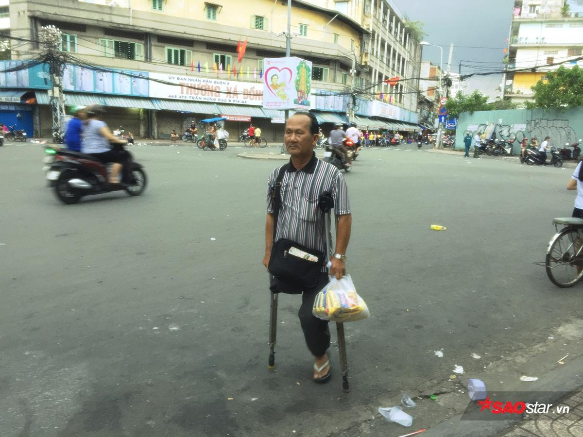 Hàng trăm người tranh nhau vác thùng xốp, bao tải, vợt… hứng tiền cúng cô hồn Ảnh 15