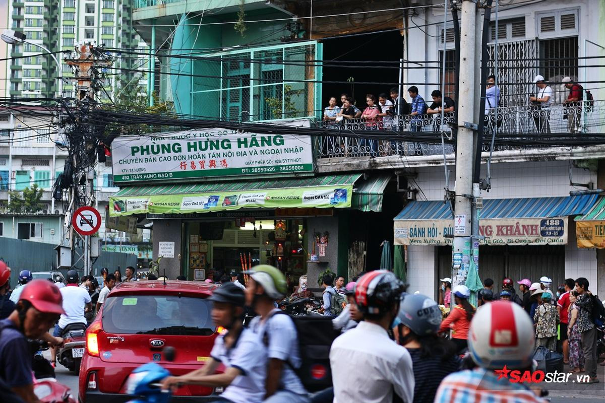 Hàng trăm người tranh nhau vác thùng xốp, bao tải, vợt… hứng tiền cúng cô hồn Ảnh 1