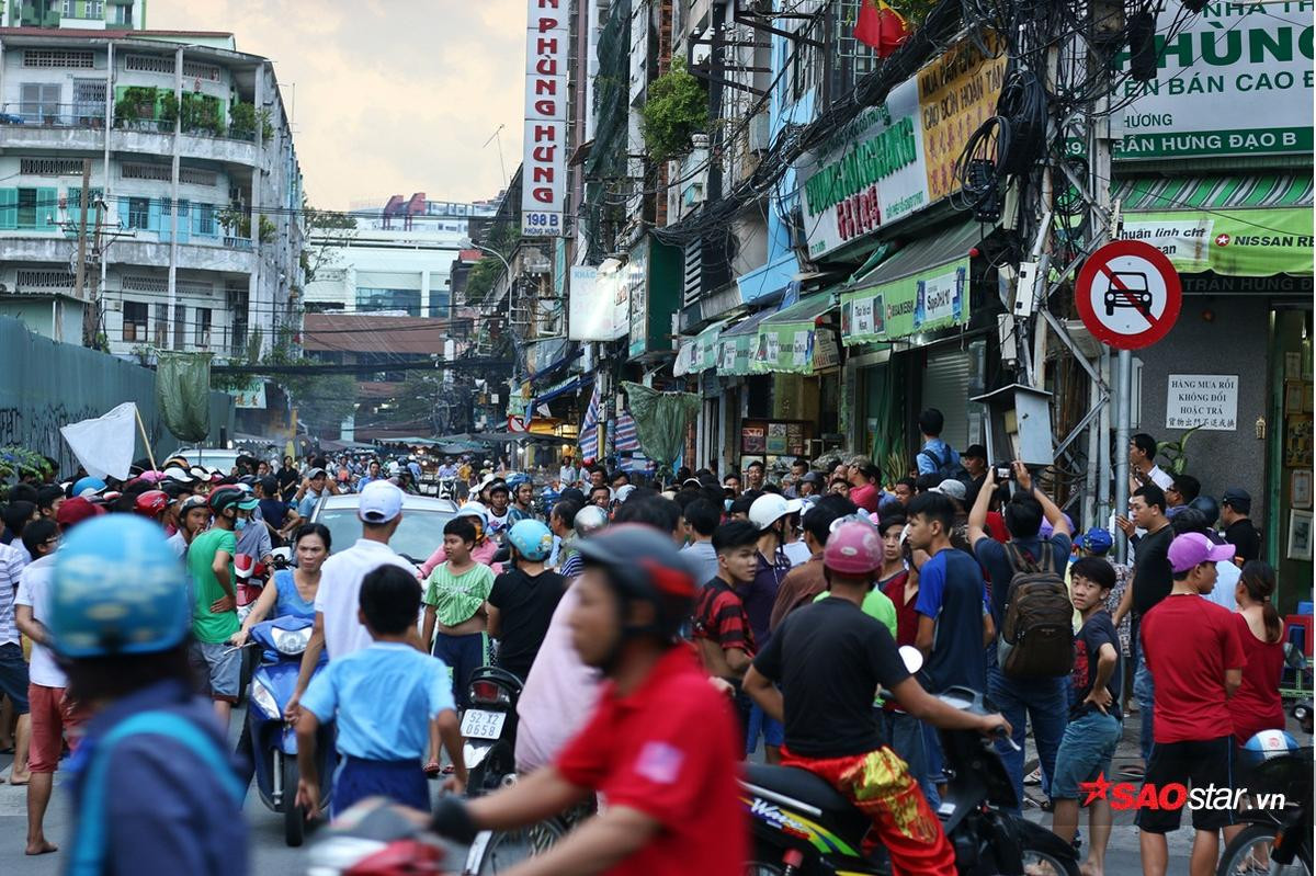 Hàng trăm người tranh nhau vác thùng xốp, bao tải, vợt… hứng tiền cúng cô hồn Ảnh 5