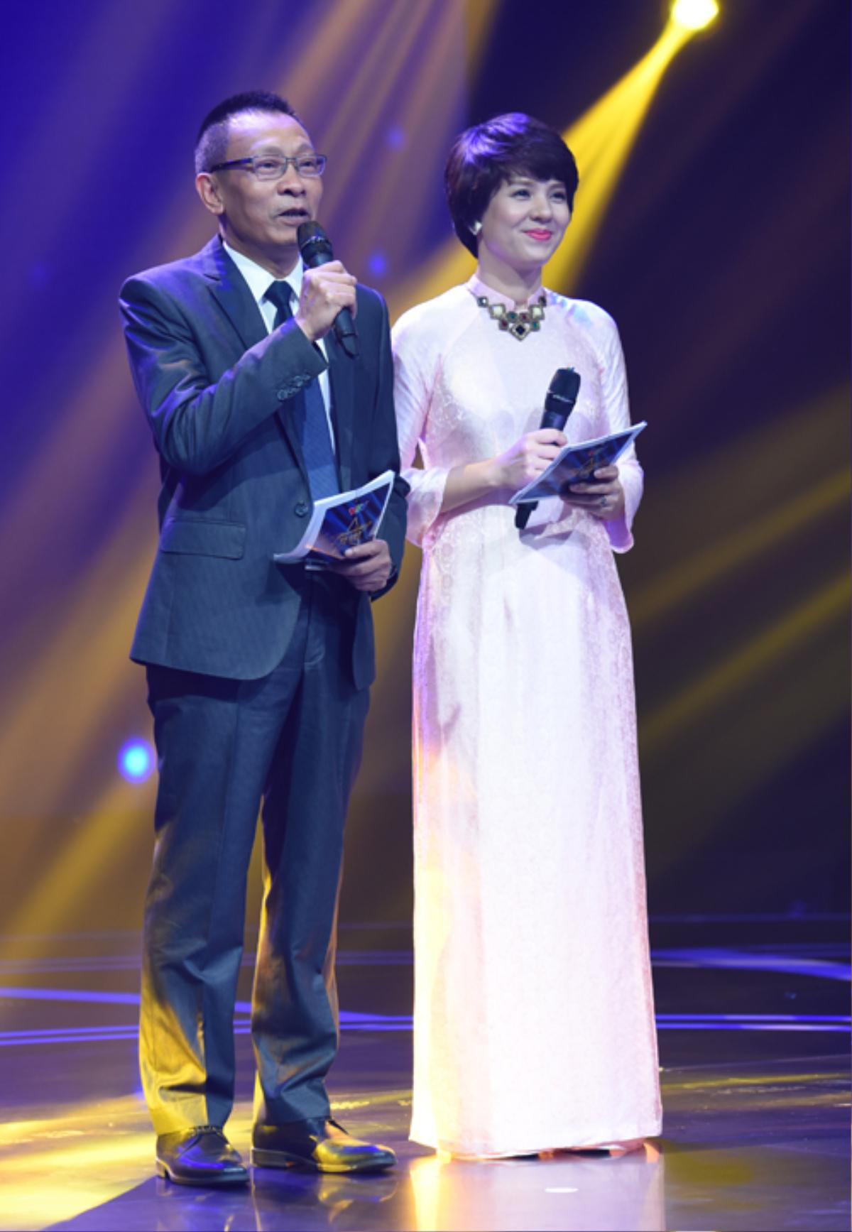 Khoảnh khắc thú vị ở VTV Award 2017: MC Lại Văn Sâm 'phiêu' theo nhạc cùng Yến Lê - Yanbi Ảnh 6