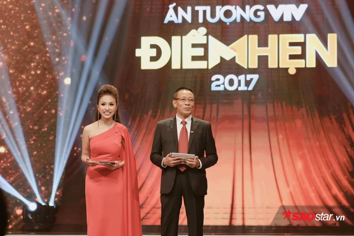 Khoảnh khắc thú vị ở VTV Award 2017: MC Lại Văn Sâm 'phiêu' theo nhạc cùng Yến Lê - Yanbi Ảnh 3