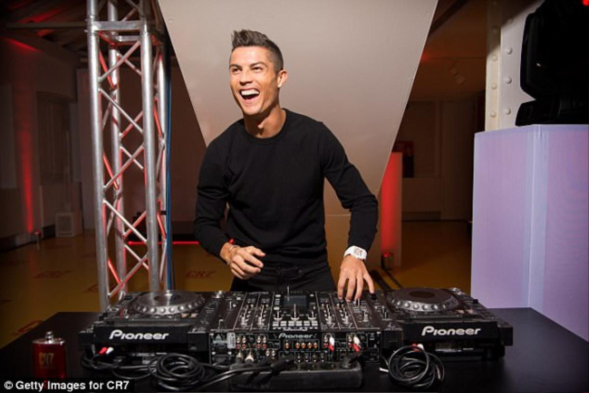 CR7 trổ tài làm DJ trong ngày ra mắt nước hoa CR7 Ảnh 4