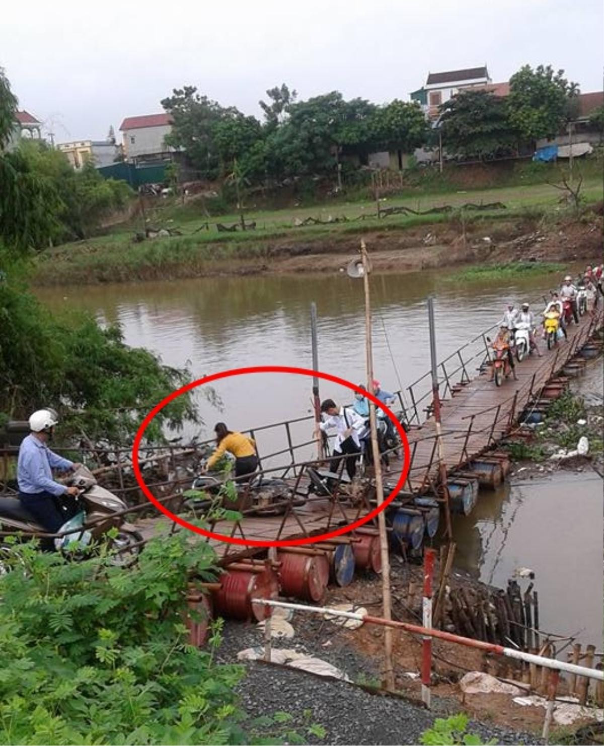 Cầu phao tạm bợ giữa Thủ đô, 30 phút gần chục người té ngã Ảnh 5