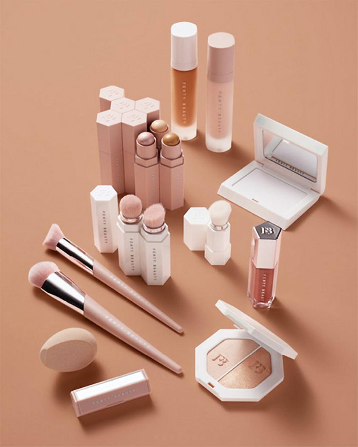 Vừa chính thức 'xuất đầu lộ diện', Fenty Beauty đã 'nổi cộm' với 5 món mỹ phẩm nhất định phải tậu về! Ảnh 1