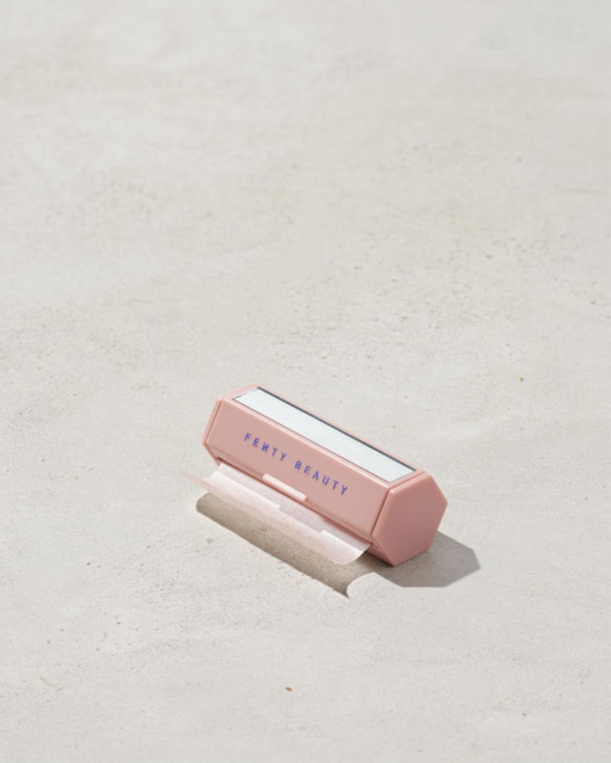 Vừa chính thức 'xuất đầu lộ diện', Fenty Beauty đã 'nổi cộm' với 5 món mỹ phẩm nhất định phải tậu về! Ảnh 10