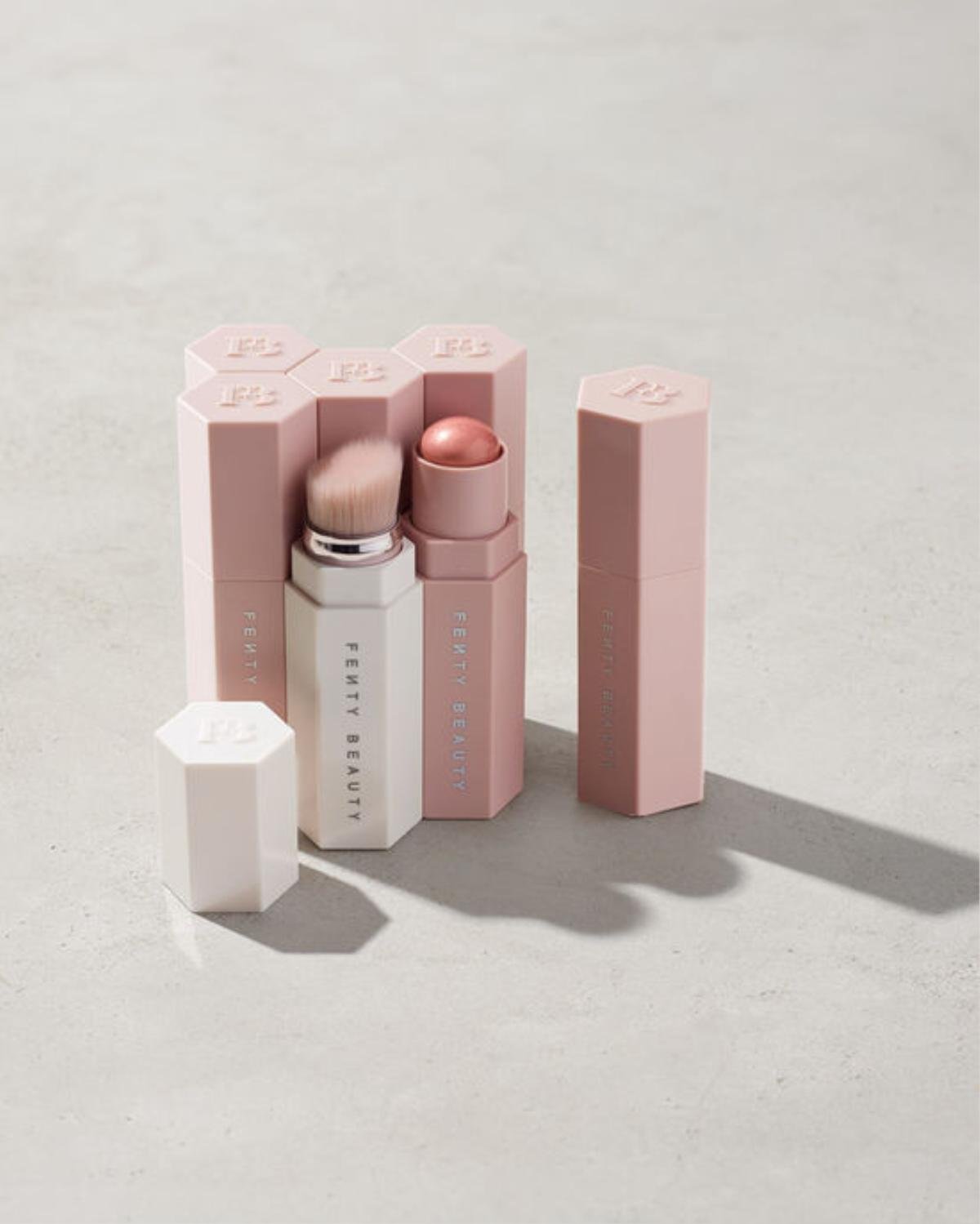 Vừa chính thức 'xuất đầu lộ diện', Fenty Beauty đã 'nổi cộm' với 5 món mỹ phẩm nhất định phải tậu về! Ảnh 8