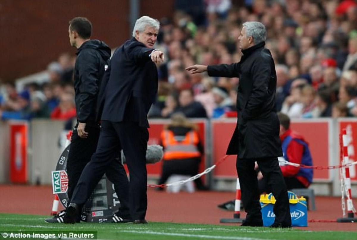 Mourinho bất lịch sự, từ chối bắt tay HLV Stoke Ảnh 1