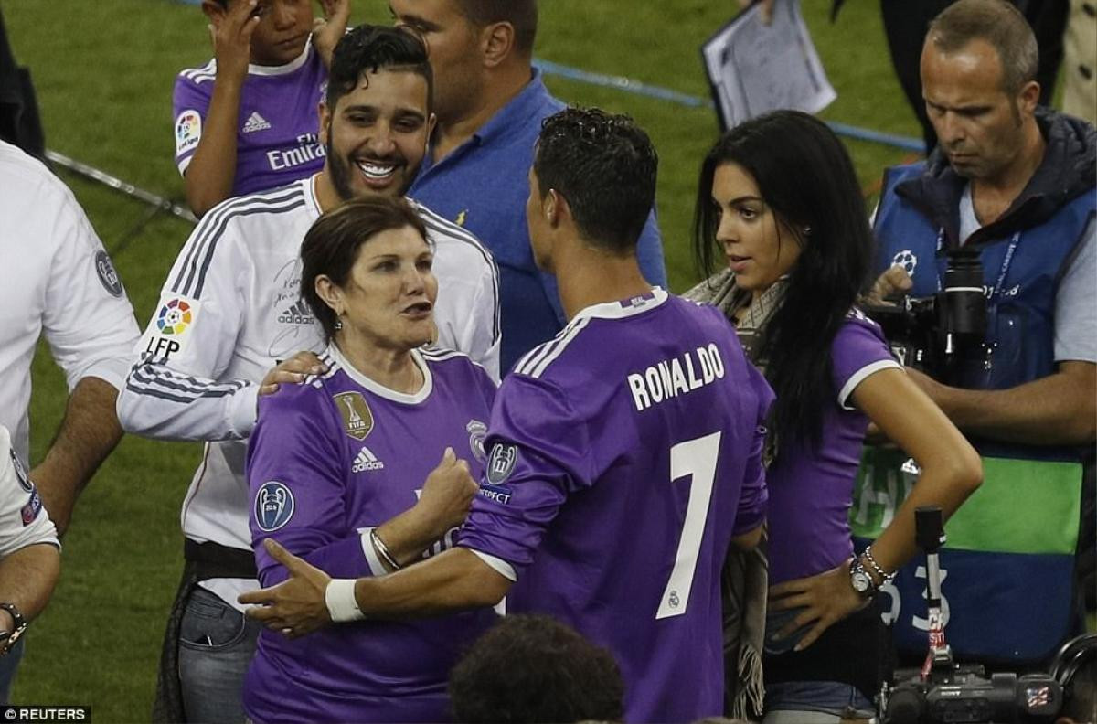 Bà bầu Georgina Rodriguez đưa con trai Ronaldo đi chơi giữa tin đồn mâu thuẫn 'mẹ chồng, nàng dâu' Ảnh 3