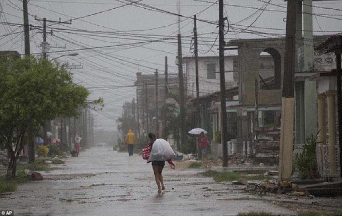 Bão Irma thổi bay nhà tù, hơn 100 tù nhân trốn thoát Ảnh 10