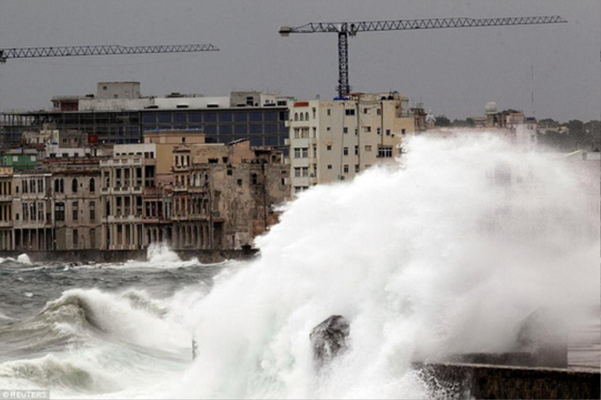 Bão Irma thổi bay nhà tù, hơn 100 tù nhân trốn thoát Ảnh 9