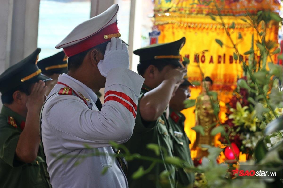 Nghẹn ngào lễ tang đưa chiến sĩ cứu hỏa về nơi an nghỉ: 'Đừng mang ba con đi, để ba con ngủ' Ảnh 6