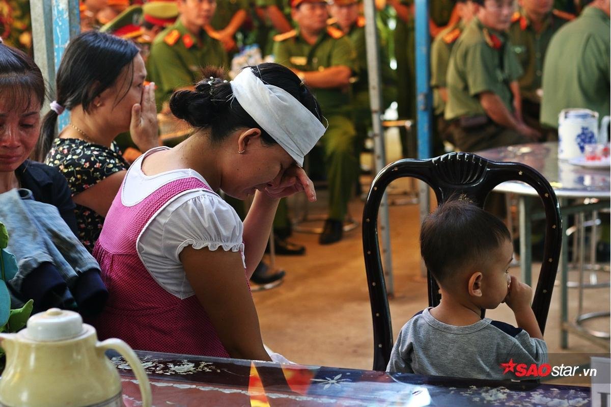 Nghẹn ngào lễ tang đưa chiến sĩ cứu hỏa về nơi an nghỉ: 'Đừng mang ba con đi, để ba con ngủ' Ảnh 1