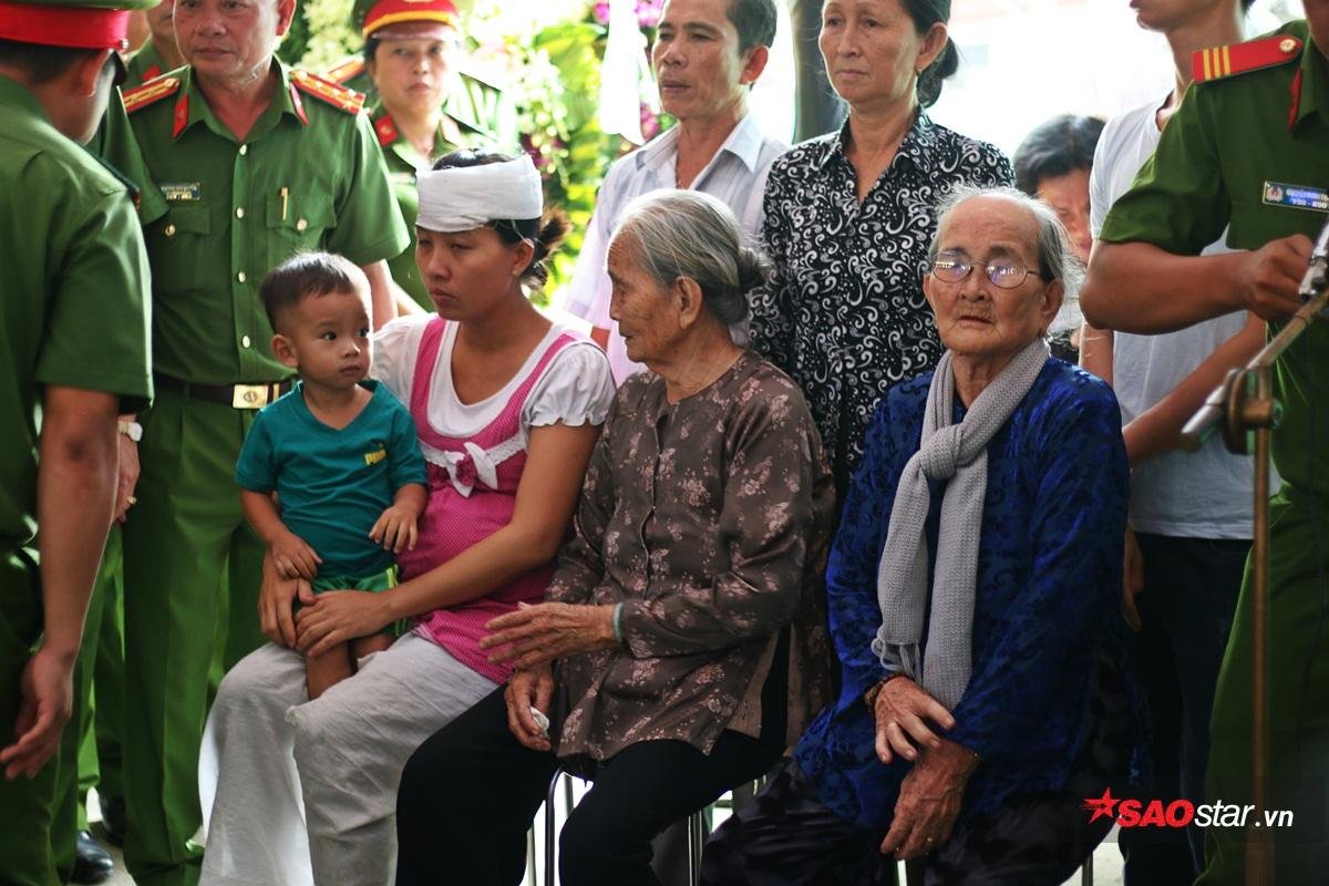 Nghẹn ngào lễ tang đưa chiến sĩ cứu hỏa về nơi an nghỉ: 'Đừng mang ba con đi, để ba con ngủ' Ảnh 3