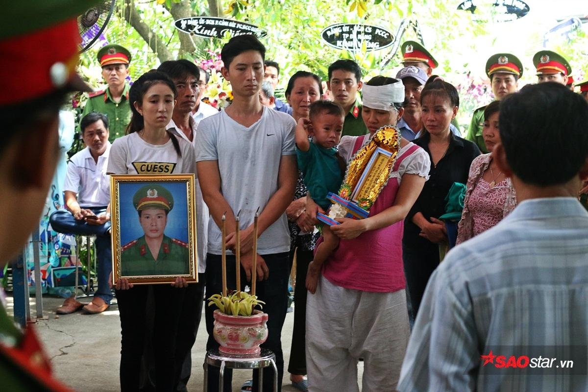 Nghẹn ngào lễ tang đưa chiến sĩ cứu hỏa về nơi an nghỉ: 'Đừng mang ba con đi, để ba con ngủ' Ảnh 2