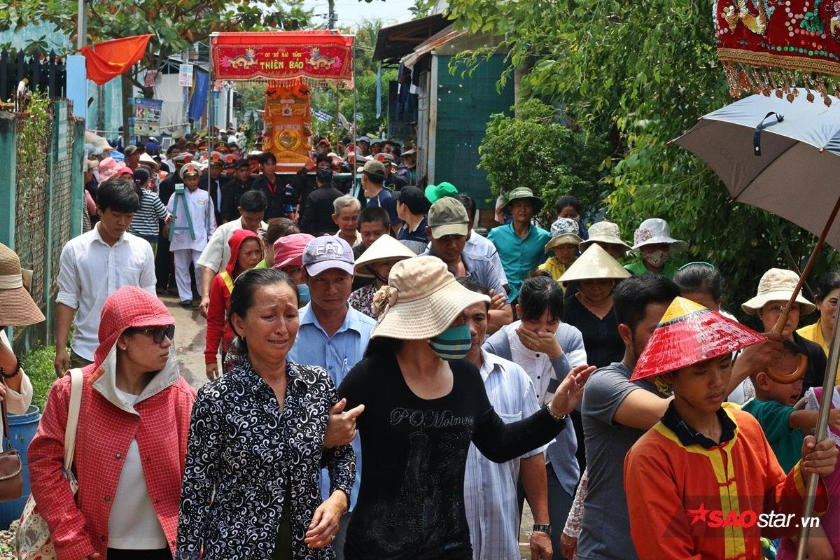 Nghẹn ngào lễ tang đưa chiến sĩ cứu hỏa về nơi an nghỉ: 'Đừng mang ba con đi, để ba con ngủ' Ảnh 8