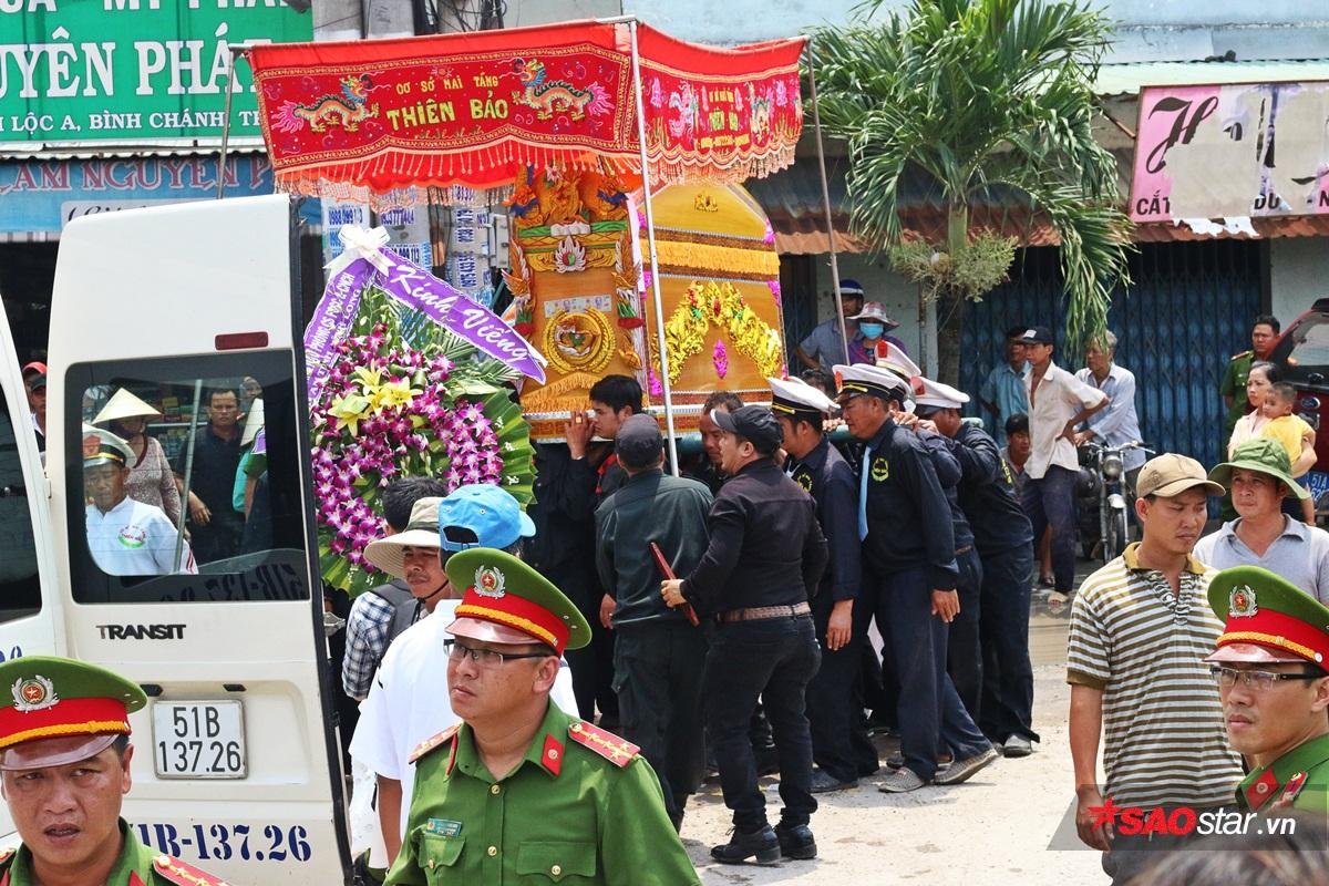 Nghẹn ngào lễ tang đưa chiến sĩ cứu hỏa về nơi an nghỉ: 'Đừng mang ba con đi, để ba con ngủ' Ảnh 9