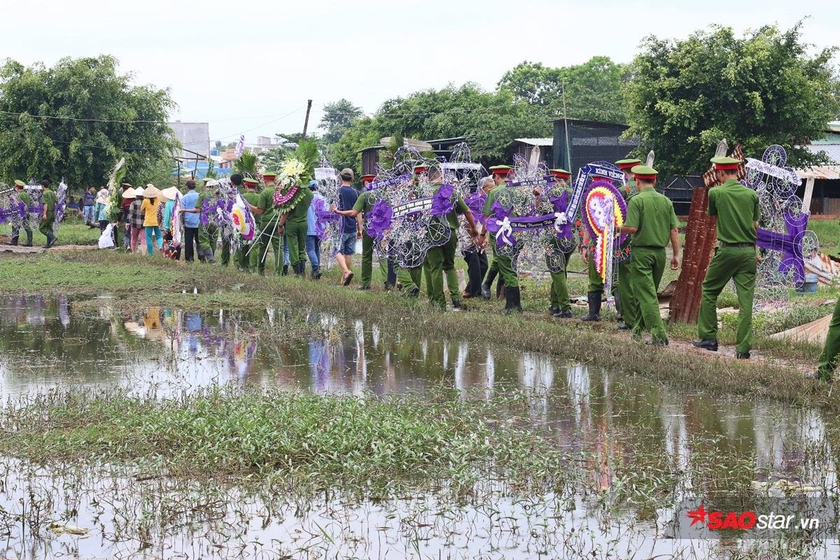 Nghẹn ngào lễ tang đưa chiến sĩ cứu hỏa về nơi an nghỉ: 'Đừng mang ba con đi, để ba con ngủ' Ảnh 11