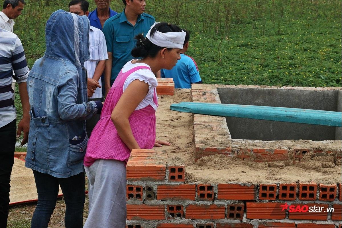 Nghẹn ngào lễ tang đưa chiến sĩ cứu hỏa về nơi an nghỉ: 'Đừng mang ba con đi, để ba con ngủ' Ảnh 10